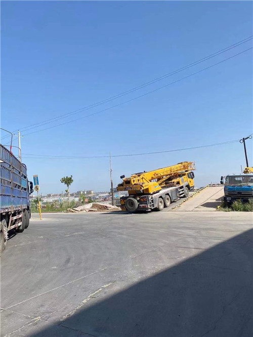 昌吉市25吨吊车的租赁价格大概是多少？