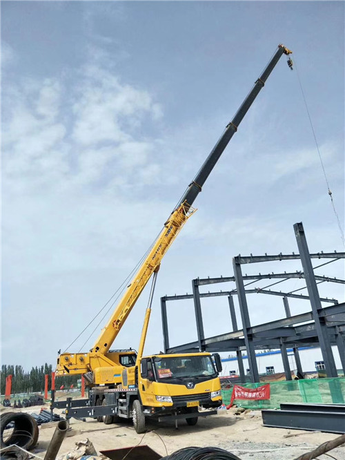 昌吉市超高层建筑钢结构吊装案例